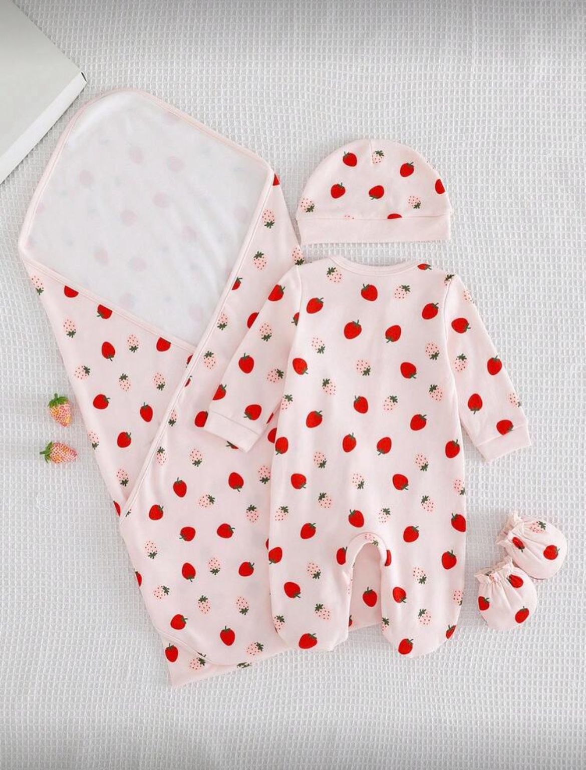 Conjunto adorável com 4 peças em cor rosa suave, perfeito para recém-nascidos