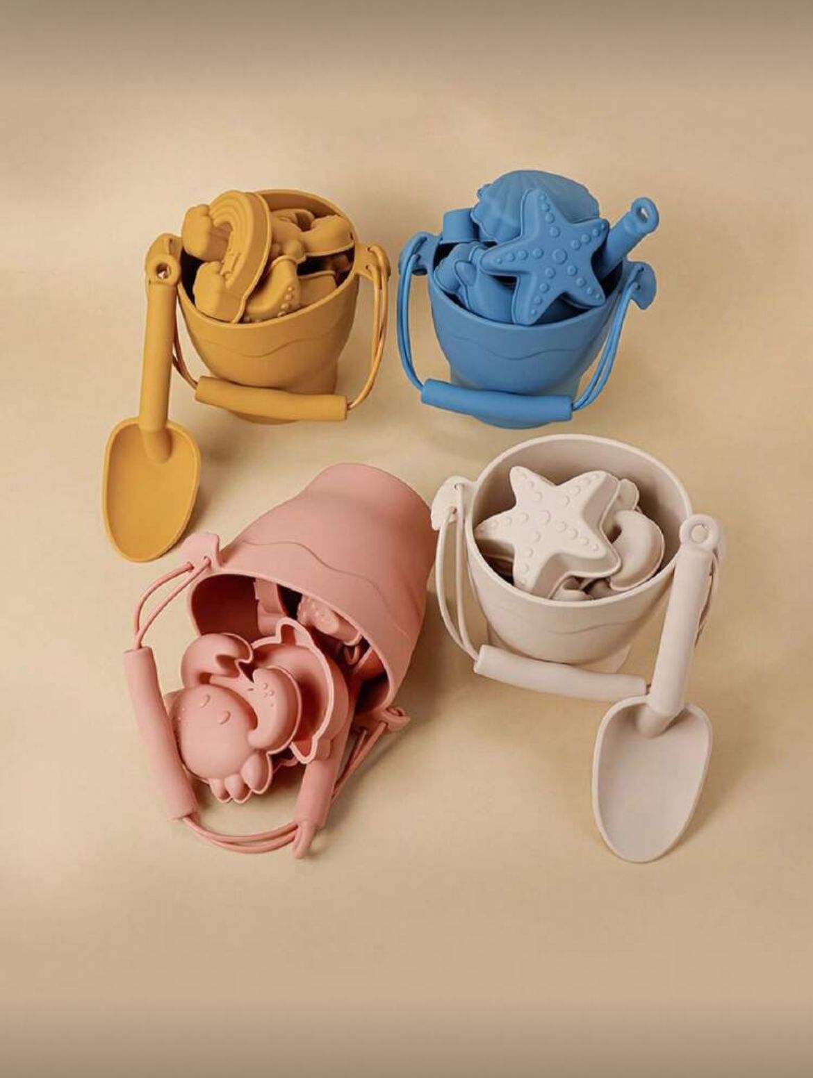 Kit de praia com balde, pá, moldes de areia e bolsa. Perfeito para verão e atividades ao ar livre